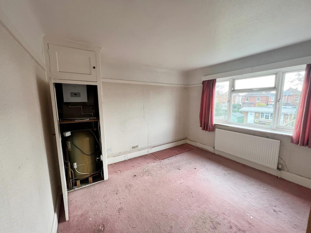 Lot: 77 - FREEHOLD DETACHED HOUSE FOR IMPROVEMENT - 